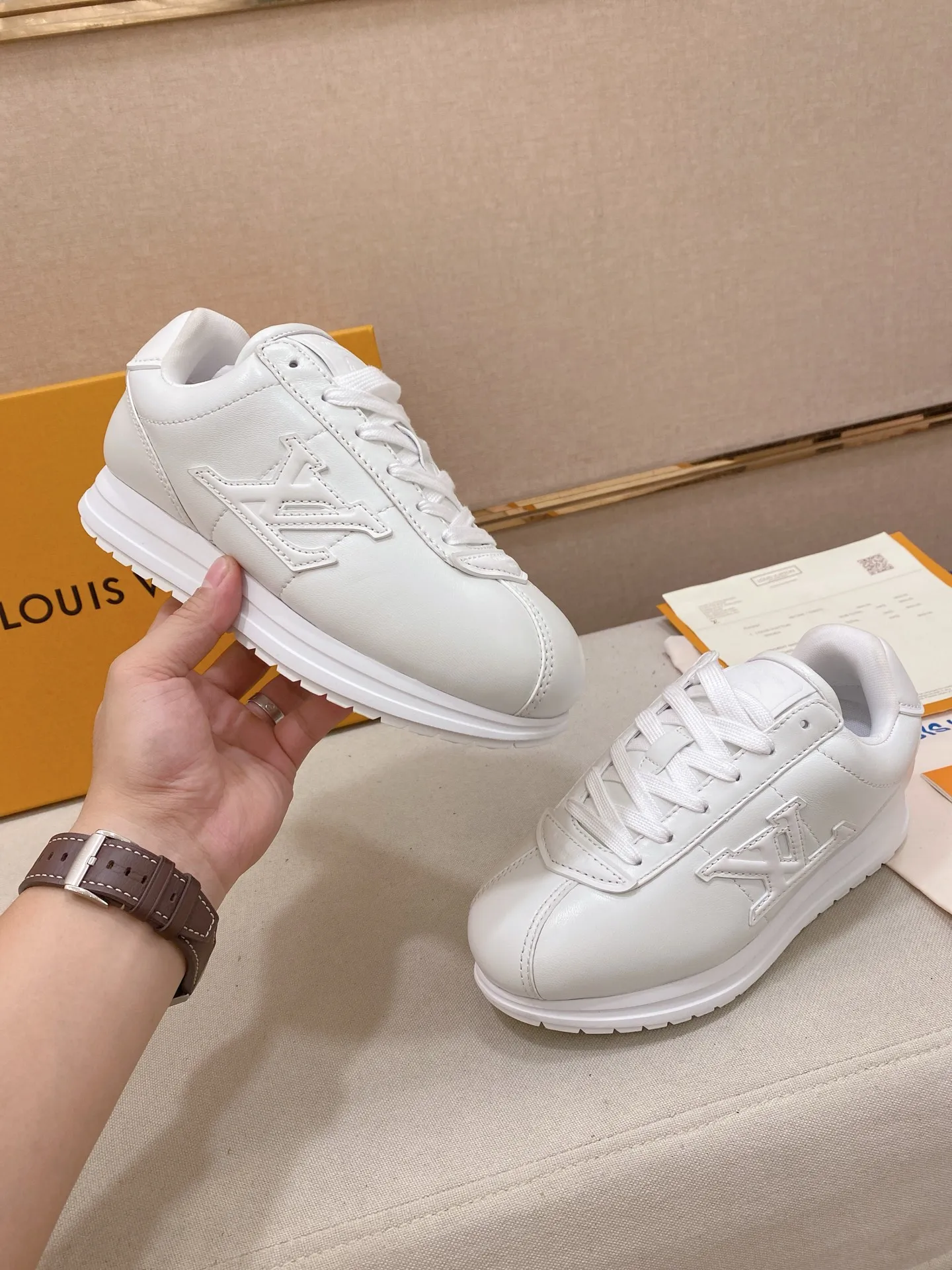 Men's shoes💰: Couple style 700💰LOUIS VUITTON Footint Soccer sneakers‼ ️ The top version, the same sneakers for LV couples. You will look fashionable when you wear them. This Footint Soccer sneaker was unveiled in the 2025 spring and summer series fashion show. The tongue is embellished with the Lvers United badge inspired by the football team. The rubber sole of the foot is decorated with multiple Louis Vuitton logos. The original latest packaging. Fabric: original imported cowhide. Lining: original imported breathable mesh. Foot pad: original injection molding pad. Outsole: original molded T combination outsole. Size: 35-45.